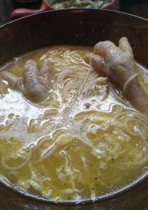 Una foto de Caldito de fideos con patitas🍜