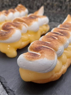 Una foto de Lemon pie en base de masa choux