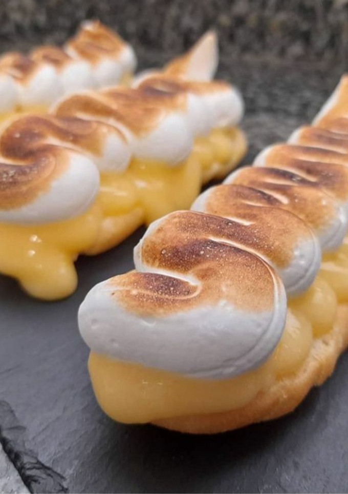 Una foto de Lemon pie en base de masa choux