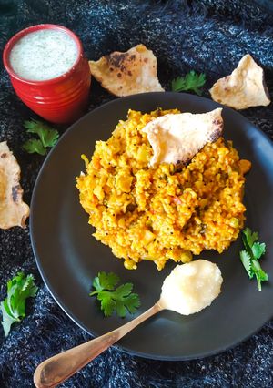 વેજીટેબલ ખીચડી (Vegetable Khichdi Recipe In Gujarati) રેસીપી મુખ્ય ફોટો
