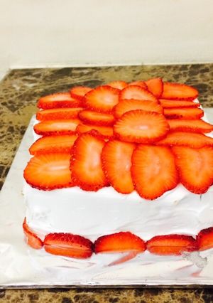 A picture of Fresh Strawberry cake.