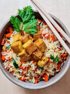 Una foto de Arroz frito estilo asiático, una de las 100000 formas de prepararlo🍚 arroz picantito al jengibre