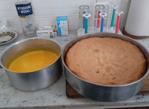 Una foto de Bizcochuelo y crema de vainilla para rellenarlo