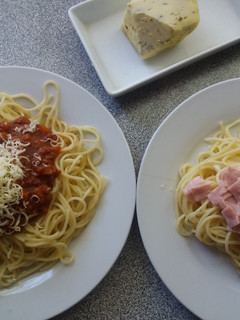 Una foto de Fideos con salsas: Boloñesa y jamón crema