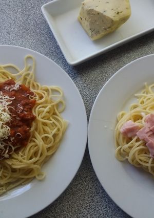 Una foto de Fideos con salsas: Boloñesa y jamón crema