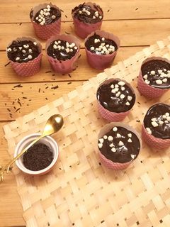 चॉकलेट कपकेक (Chocolate Cupcake Recipe In Marathi) रेसिपी चे मुख्य फोटो 