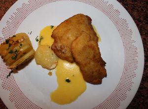Foto principal de Filetes de pollo a la Villaroy de salsa Velouté, con guarnición de abanico de patata, relleno de rulo de cabra, sobre cama de salsa Holandesa
