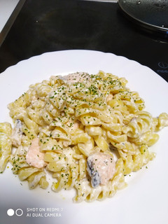 Una foto de Tortiglioni con salmón al eneldo cremoso 😋