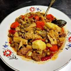 Una foto de Guiso de mondongo y chorizos 🥩 🌿🥣🥕🫛