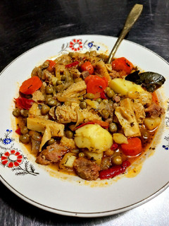 Una foto de Guiso de mondongo y chorizos 🥩 🌿🥣🥕🫛