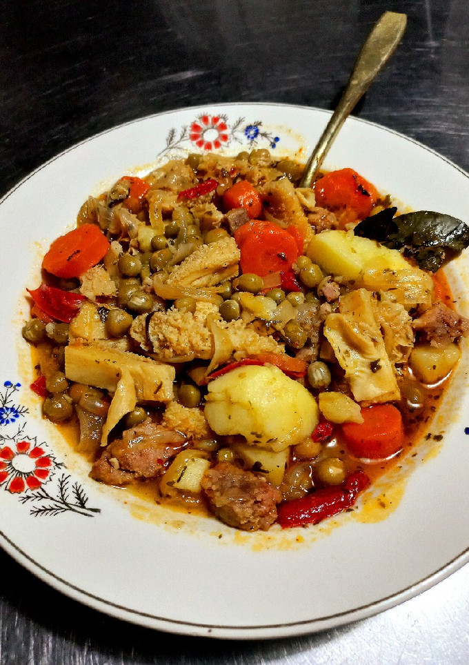 Una foto de Guiso de mondongo y chorizos 🥩 🌿🥣🥕🫛