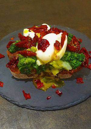 Foto di Pane con cime di rapa uovo alla coque pomodorini secchi e crusco