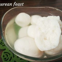 A picture of Rasgulla/Bengali rosogolla.