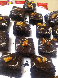 एगलेस चाॅकलेट ब्राउणी (eggless chocolate brownie recipe in marathi) रेसिपी चे मुख्य फोटो