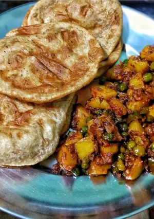 A picture of Aloo Matar Ki Sabzi With Poori.