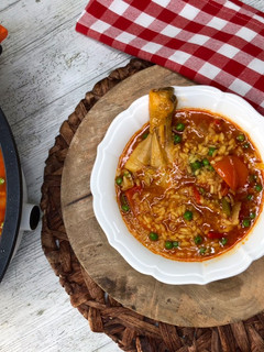 Una foto de Arroz caldoso de pollo con verduras