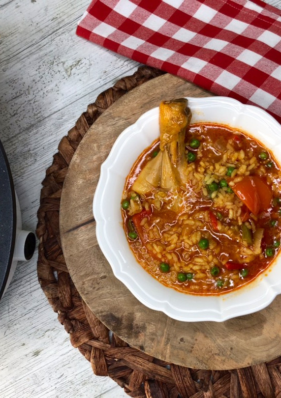 Una foto de Arroz caldoso de pollo con verduras