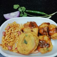 A picture of Stuffed Potato Fritters Chaat.