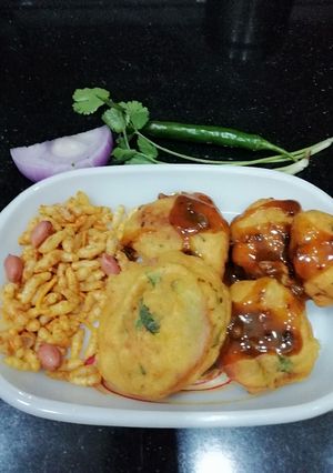 A picture of Stuffed Potato Fritters Chaat.