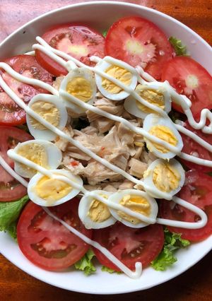 Hình của món Salad ức gà, trứng cút.
