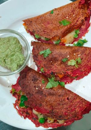 A picture of Beetroot pulp chilla with veggies.