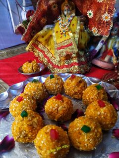 केसरी नारियल तिल लड्डू (kesari nariyal til ladoo recipe in Hindi) रेसिपी मुख्य फोटो
