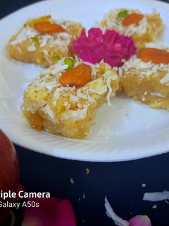 एप्पल की बर्फी (apple ki barfi recipe in Hindi) रेसिपी मुख्य फोटो