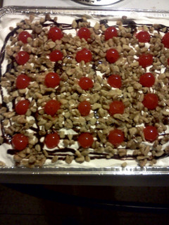 A picture of banana split dessert.