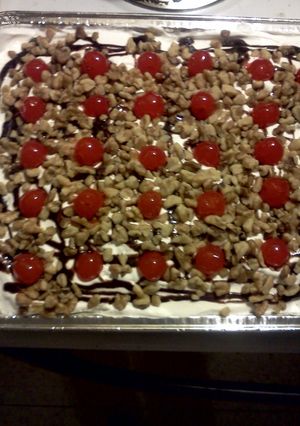 A picture of banana split dessert.