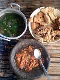 Sayur Asem Komplit dengan Lauk Tempe Goreng,Tahu Goreng,Ayam Goreng dan Pindang Tepung