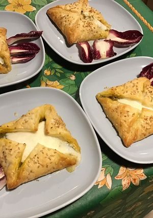Une photo de Feuilletés au pesto épicé maison, mozzarella di buffala et sésame