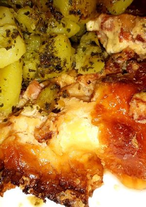 Krémsajtos csirke petrezselymes krumplival és friss salatával recept fotója