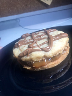 Una foto de Alfajores de nuez y dulce de leche