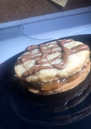 Una foto de Alfajores de nuez y dulce de leche
