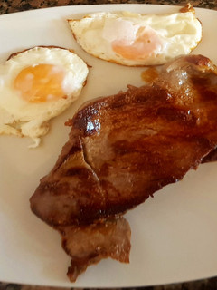Una foto de Churrasco de cuadril con huevo frito