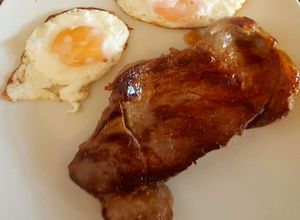 Una foto de Churrasco de cuadril con huevo frito