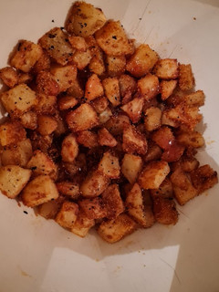 Una foto de Papas en cubos con salsa agridulce, re facil y riquísimas