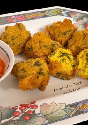 A picture of 🌧️ Crispy Urad Dal Pakode | Fluffy Inside, Crisp Outside | Monsoon Tea-Time Special.