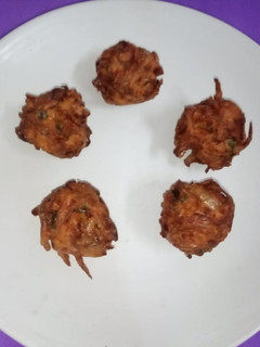 வெங்காய போண்டா (Venkaya bonda recipe in tamil) செய்முறை முக்கிய புகைப்படம்
