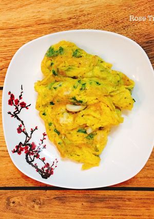 Hình của món Trứng Chiên Lá Ngải Cứu.