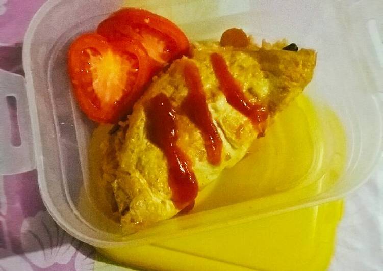Bagaimana memasak Omelet isi nasi goreng sayuran yang Sempurna