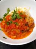 Albóndigas en air fryer Cosori con una salsa de tomate y boletus