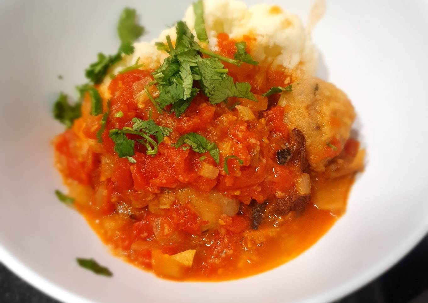 Albóndigas en air fryer Cosori con una salsa de tomate y boletus