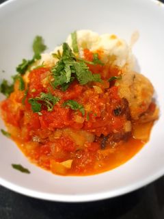 Una foto de Albóndigas en air fryer Cosori con una salsa de tomate y boletus