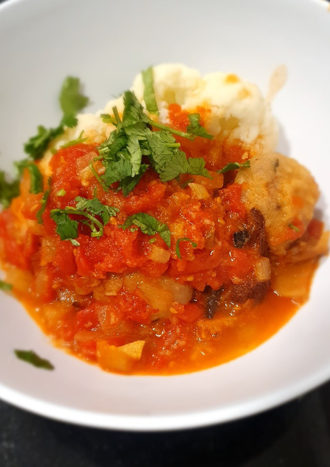 Una foto de Albóndigas en air fryer Cosori con una salsa de tomate y boletus