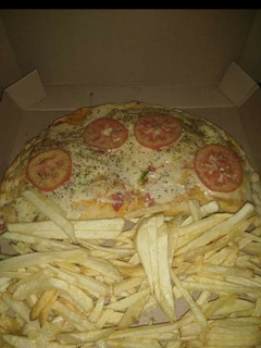 Una foto de Pizza rellena!!🍕🍕🍟🍟