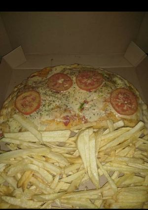 Una foto de Pizza rellena!!🍕🍕🍟🍟