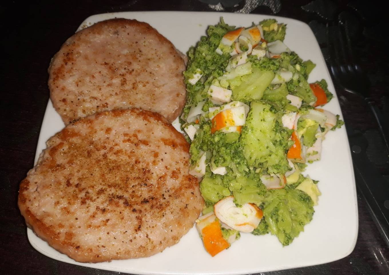 Hamburguesas de pollo y brócoli