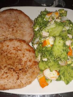 Una foto de Hamburguesas de pollo y brócoli