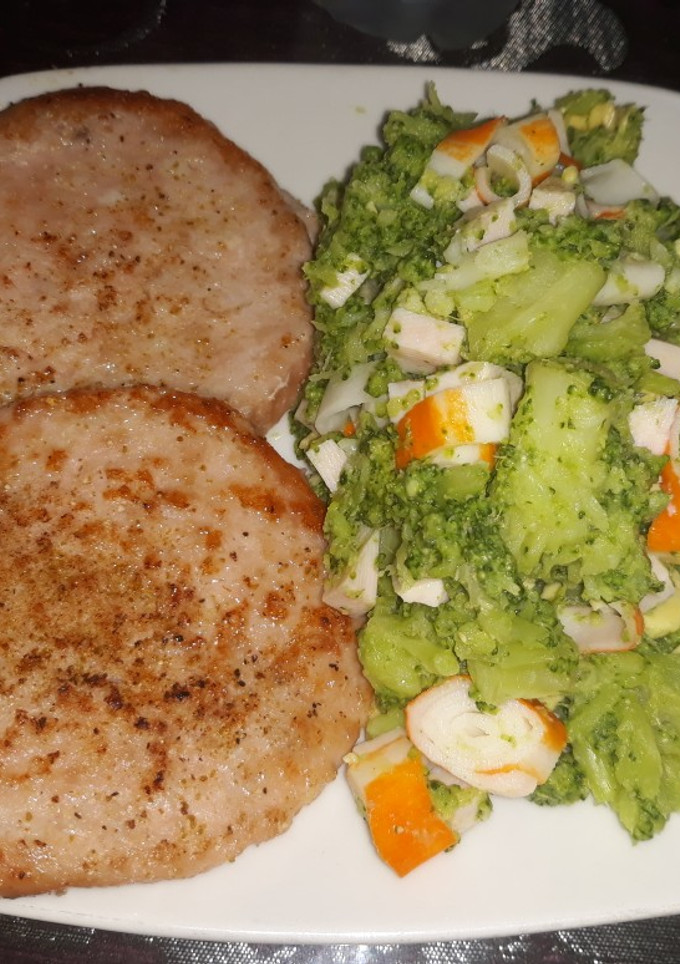 Una foto de Hamburguesas de pollo y brócoli